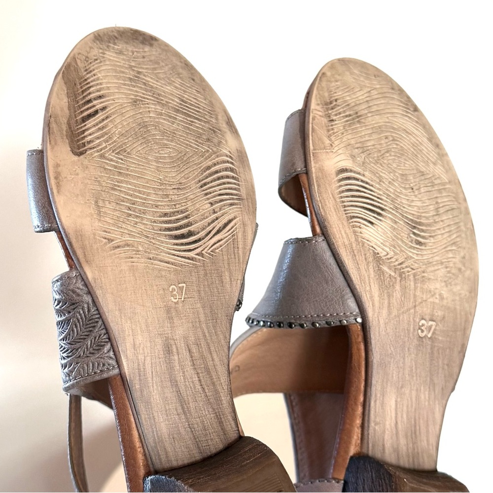 Miz Mooz Candace Gray Leather Sandals - Picture 8 of 9